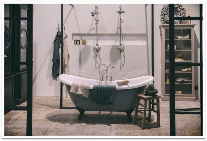 old-fashioned bathtub in the center of a bathroom