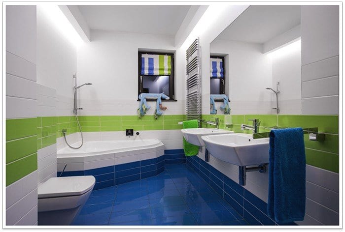 Modern bathroom with a blue floor and a green strip around the walls