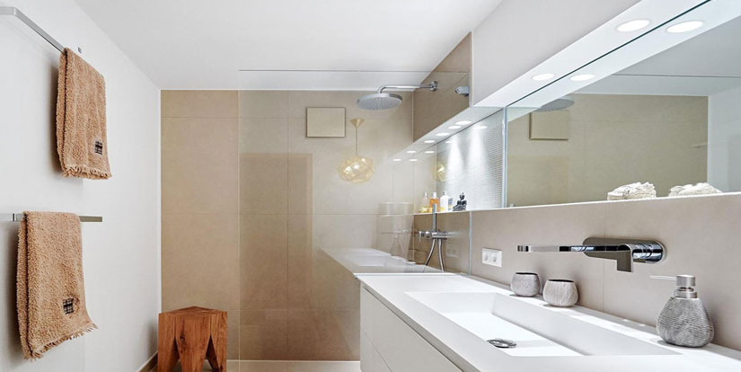 WHY CUSTOM GLASS IS THE ANSWER FOR YOUR TINY BATHROOM