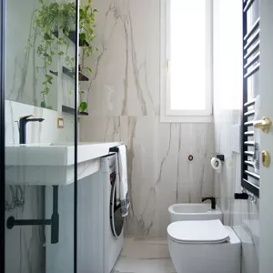 Include carefully chosen decorative items in a small bathroom.