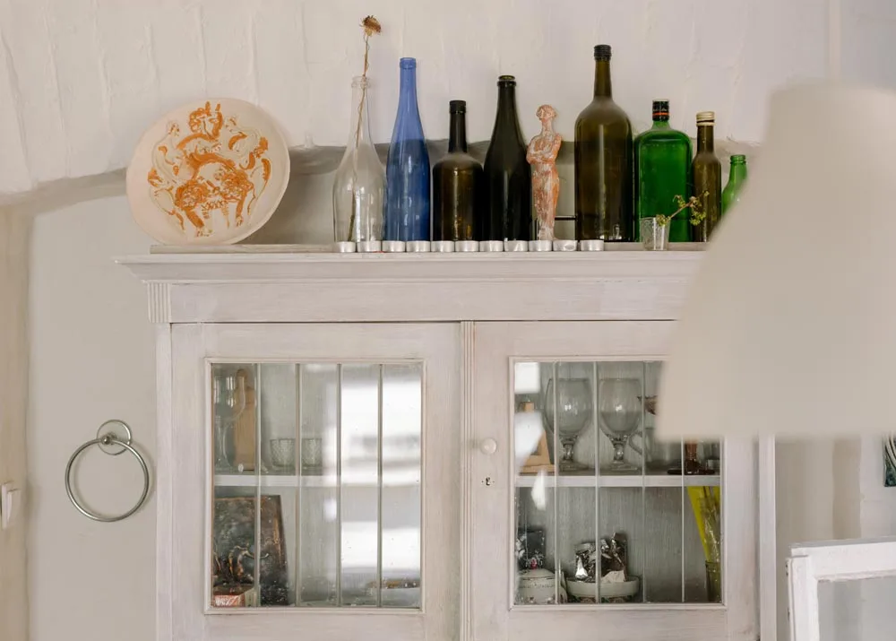 The term “cabinet glass” refers to small sections of glass that serve as door panels on cupboards and other cabinetry. 