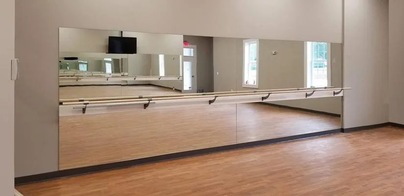 Many homeowners prefer to entirely cover one gym wall with mirrors.
