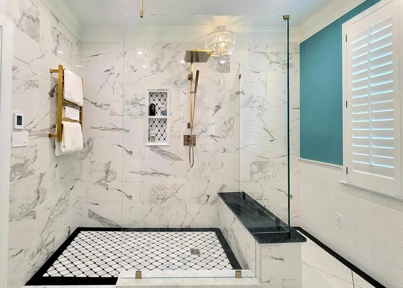 A clear frameless glass shower enclosure provides a clear view of the stall’s interior, which is perfect for creating a sense of spaciousness.